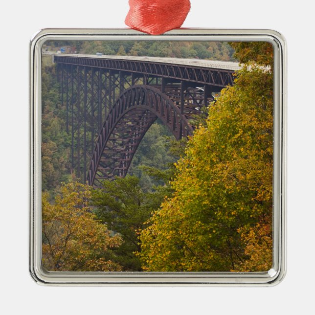 USA, West Virginia, Fayetteville. Neufluss Silbernes Ornament (Vorne)
