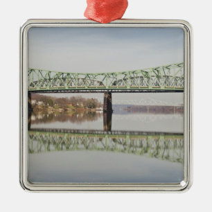 USA, WV, Parkersburg. Parkersburg-Belpre Silbernes Ornament