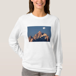 USA, Wyoming, Grand Teton NP. Ein Vollmond geht un T-Shirt