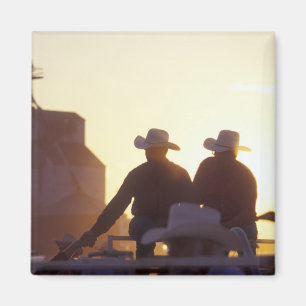 USA, Wyoming, Pine Bluffs. Zwei Männer schütteln Magnet