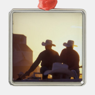 USA, Wyoming, Pine Bluffs. Zwei Männer schütteln Ornament Aus Metall