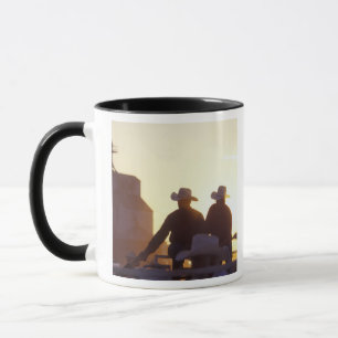 USA, Wyoming, Pine Bluffs. Zwei Männer schütteln Tasse