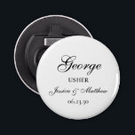 Usher Script Customized Bottle Opener Flaschenöffner<br><div class="desc">Dieser klassische und traditionelle Knopfflaschenöffner mit dem Wort Usher (das für jedes Hochzeitsmitglied individuell anpassbar ist), dem Namen des Benutzers in einem Script-Schriftart, den Namen der Braut und des Bräutigams und ihrem Hochzeitstermin wären perfekt für Ihre Saaldiener. Sie wären großartig, wenn sie am Wochenende Ihres Junggesellen, bei Ihrer Junggesellen-Party, selbst...</div>