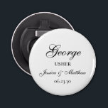 Usher Script Customized Bottle Opener Flaschenöffner<br><div class="desc">Dieser klassische und traditionelle Knopfflaschenöffner mit dem Wort Usher (das für jedes Hochzeitsmitglied individuell anpassbar ist), dem Namen des Benutzers in einem Script-Schriftart, den Namen der Braut und des Bräutigams und ihrem Hochzeitstermin wären perfekt für Ihre Saaldiener. Sie wären großartig, wenn sie am Wochenende Ihres Junggesellen, bei Ihrer Junggesellen-Party, selbst...</div>