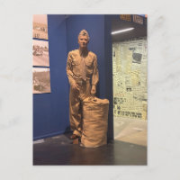 USO-Militärmannequin mit Vintage-Zeitungen