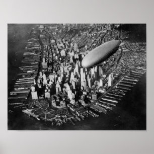 USS Akron, das über New York City - circa 1932 Poster