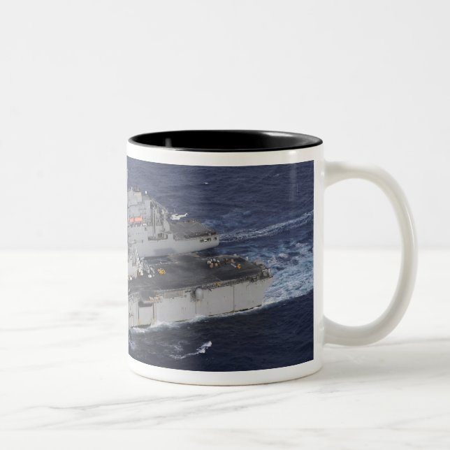 USS Kearsarge Zweifarbige Tasse (Rechts)
