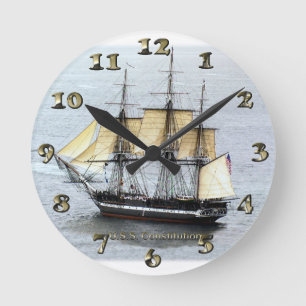 USS-Konstitution an der vollen Maske Runde Wanduhr