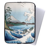 Utagawa Hiroshige - Meer vor Satta, Provinz Suruga Laptopschutzhülle<br><div class="desc">Sea off Satta in Suruga Province - Aus der Serie 36 Ansichten des Fuji - Utagawa Hiroshige,  Holzblock Farbe print,  1858. Ukiyo-e print zeigt Wellen,  die auf Felsen an der Küste von Satta in der Provinz Suruga abstürzen,  mit Blick auf den Fuji im Hintergrund.</div>