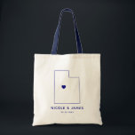 Utah Wedding Welcome Bag Map Tasche, Navy Blue Tragetasche<br><div class="desc">Begrüßungsgeschenktasche mit Kartengrafik. Ihre Gäste werden in ihrem Hotel einchecken und diese Tasche mit den Leckereien,  die sie erwarten,  finden. Sie können das Herz mit der Funktion "Weiter anpassen" an den Ort Ihres großen Tages positionieren.</div>