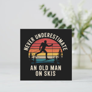 Uunterschätze nie einen alten Mann auf Skiern Skit Einladung