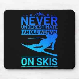 Uunterschätze niemals eine alte Frau auf Skiern Da Mousepad
