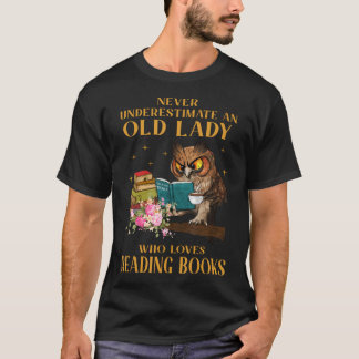 Uunterschätze niemals eine ältere Dame, die das Le T-Shirt