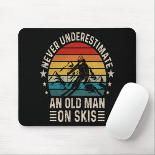 Uunterschätze niemals einen alten Mann auf Skiern Mousepad