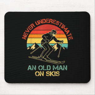 Uunterschätze niemals einen alten Mann auf Skiern Mousepad