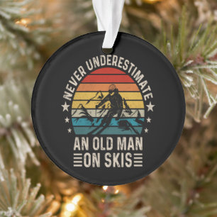 Uunterschätze niemals einen alten Mann auf Skiern Ornament