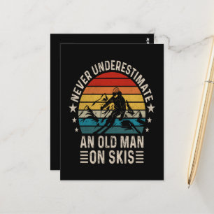 Uunterschätze niemals einen alten Mann auf Skiern Postkarte
