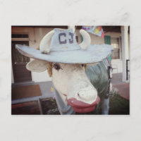 Vache dans le rouge à lèvres sur une carte postale