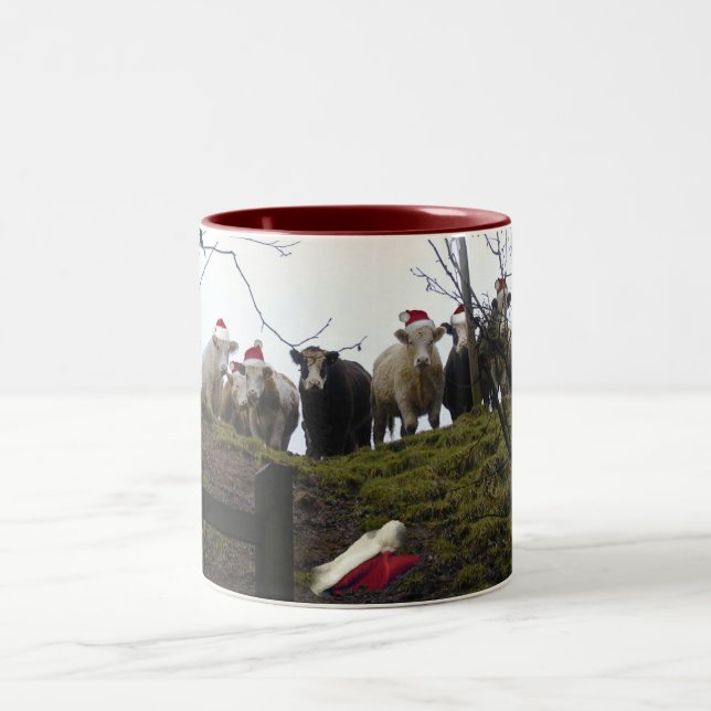 Vaches utilisant la tasse de cadeau de Noël de (Centre)