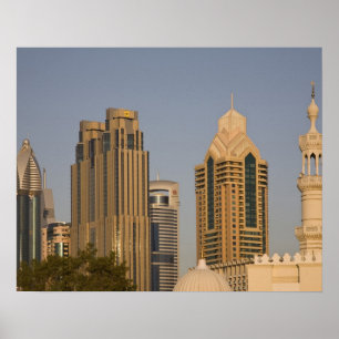 VAE, Dubai. Minarett einer Moschee in Al Wasl, mit Poster