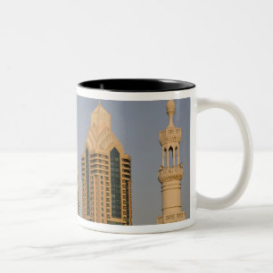 VAE, Dubai. Minarett einer Moschee in Al Wasl, mit Zweifarbige Tasse
