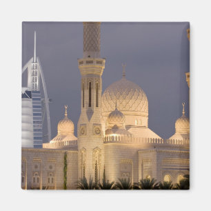 VAE, Dubai. Moschee am Abend mit Burj al Arab Magnet