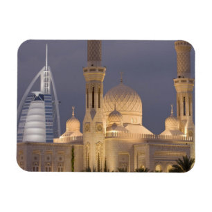 VAE, Dubai. Moschee am Abend mit Burj al Arab Magnet