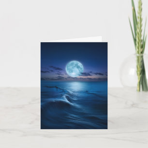 Vagues de l'océan éclairées par la lune avec plein