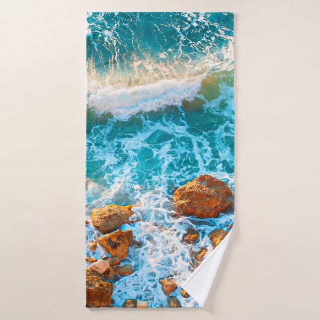 Vagues sur une plage rocheuse au coucher du soleil (Serviette de bain)
