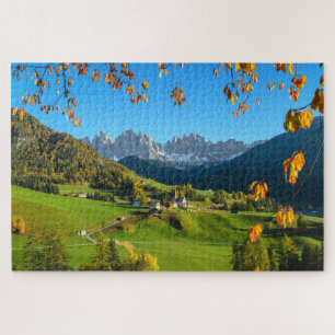 Val Di Funes-Dolomittal mit Herbst-Blätter