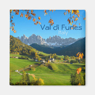 Val di Funes mit Herbstblättern quadratischer Text Magnet