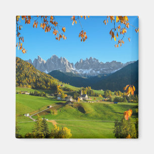 Val Di Funes-Tal mit Herbst verlässt Magneten Magnet