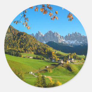 Val Di Funes-Tal mit rundem Aufkleber des