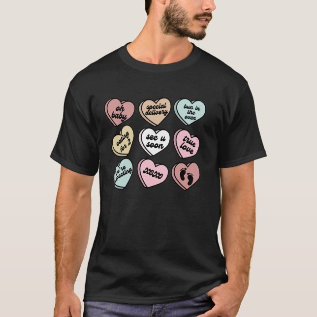 Valentine Hearts Candy Pregnancy Announcement Baby T-Shirt (Vorderseite)