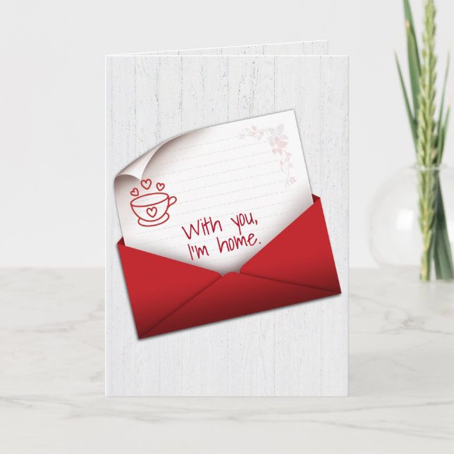 Valentine Note in Red Envelope on Wood Karte (Vorderseite)