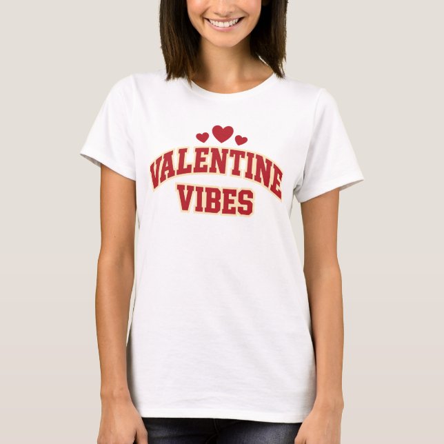 Valentine Vibes Retro Varsity Typography Red Heart T-Shirt (Vorderseite)