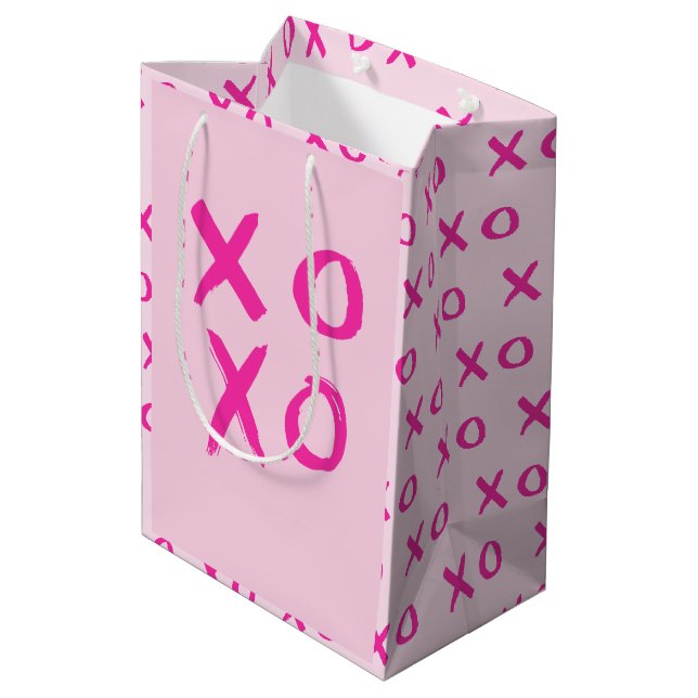 Valentinens einfaches, modernes XOXO-Rosa Mittlere Geschenktüte (Rückseite Schrägansicht)