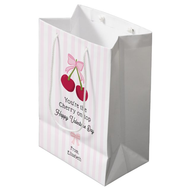Valentine's Day Cherry on Top Coquette Stripes Mittlere Geschenktüte (Vorderseite Schrägansicht)