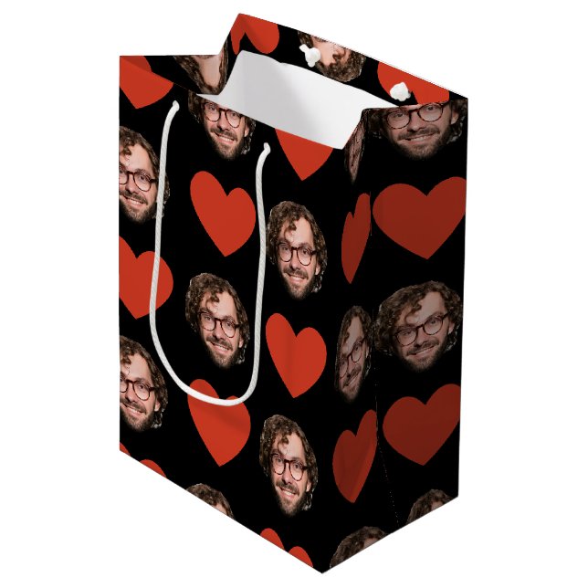 Valentines Day Funny Custom Face Photo Love Heart Mittlere Geschenktüte (Vorderseite Schrägansicht)