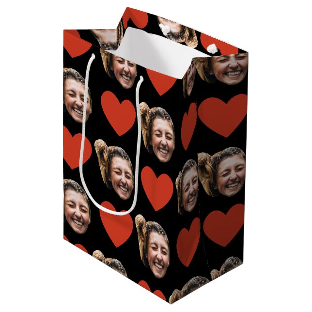 Valentines Day Funny Custom Face Photo Love Heart  Mittlere Geschenktüte (Vorderseite Schrägansicht)