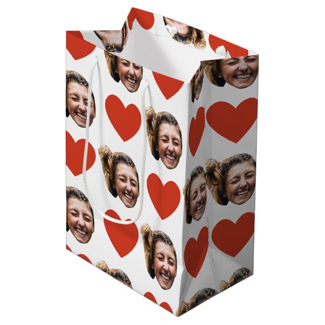 Valentines Day Funny Custom Face Photo Love Heart  Mittlere Geschenktüte (Vorderseite Schrägansicht)