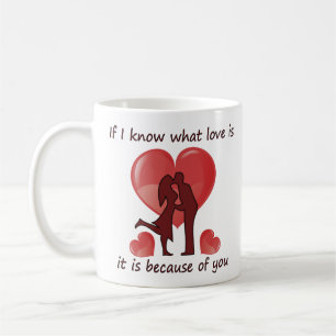 Valentine's Day-Paar küsst mit Herzen Kaffeetasse