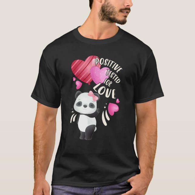 Valentine's day panda bear with hearts T-Shirt (Vorderseite)