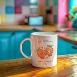 Valentinische Hauptpresse | Personalisiert Kaffeetasse<br><div class="desc">Feiern Sie diesen Valentinstag mit der Personalisierten Kaffee-Tasse "Main Squeeze" Ihren ganz besonderen Jungen! Diese charmante Tasse besticht durch ein bezauberndes Aquarelldesign mit zwei lächelnden Orangen, grünen Blätter und spielerisch rosa Herzen. Über der Illustration, ein süßer Pun, "Orange, du froh, dass wir uns gefunden haben", Set den Ton für den...</div>