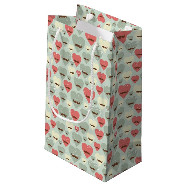 Valentinmuster mit Herz und Schnurrbart Kleine Geschenktüte (Rückseite Schrägansicht)