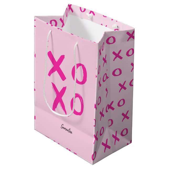 Valentins einfache moderne XOXO Pink Personalisier Mittlere Geschenktüte (Vorderseite Schrägansicht)