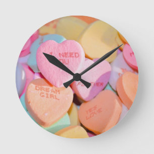 VALENTINS-HERZEN AUS SÜßIGKEITEN RUNDE WANDUHR