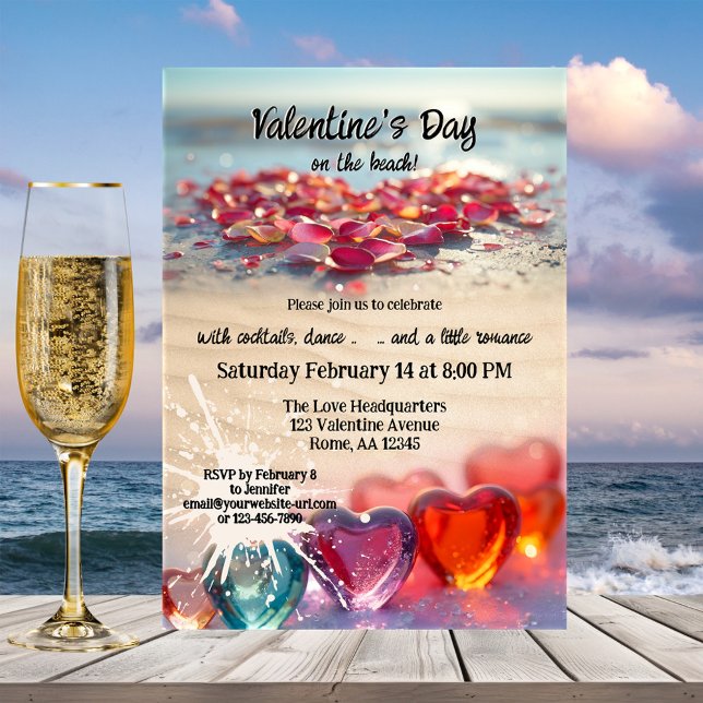 Valentinstag-Strandparty Einladung (Valentine's Day party invitation featuring flower petals and hearts on the beach)