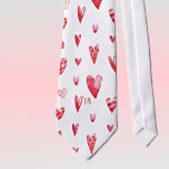 Valentintagsherzen Necktie Krawatte<br><div class="desc">Dies ist eine Krawatte in Standardgröße mit einem Knorchelherzenmuster aus verschiedenen Formen, Schattierungen und Herzensgrößen. Ändern Sie einfach die gedruckten Monogramm-Initialen (dunkle Rose) unter Verwendung der bereitgestellten Vorlage. Ideal für eine Hochzeit am Valentinstag. Die Abmessungen sind 55" lang, 4" am weitesten, das Mongramm ist ungefähr 1/2" breit. Gedruckt in lebendiger...</div>