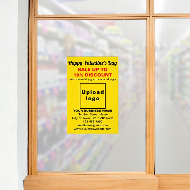 Valentinverkauf im Geschäft mit gelbem Foto (Business Valentine sale on yellow photo paper on store window. Signage to attract more customers.)